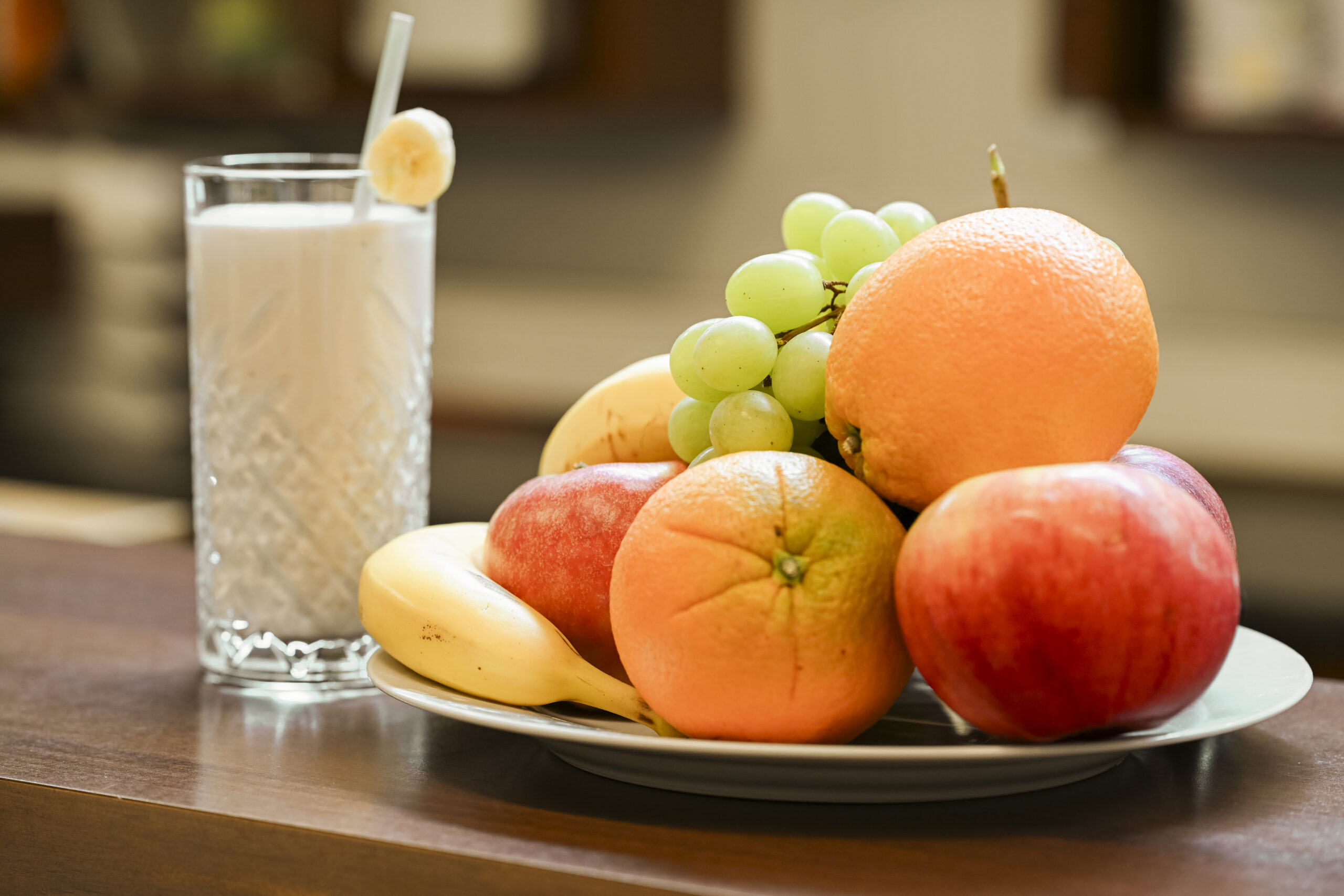 Teller mit Obst und Eiweißshake