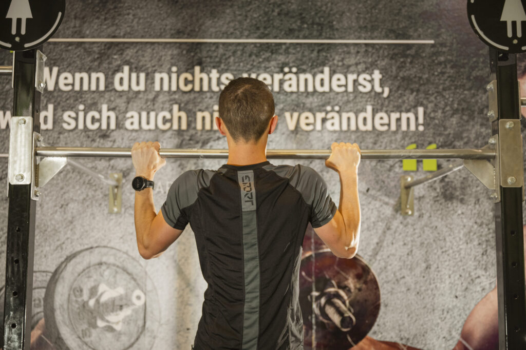 Klimmzug im Calisthenic Bereich, Bild von hinten Rücken und Schultern