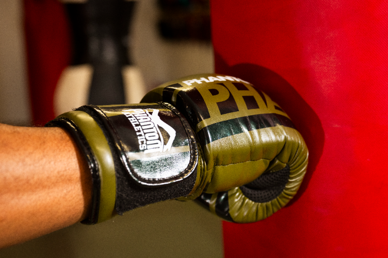 Boxer boxt auf Boxsack